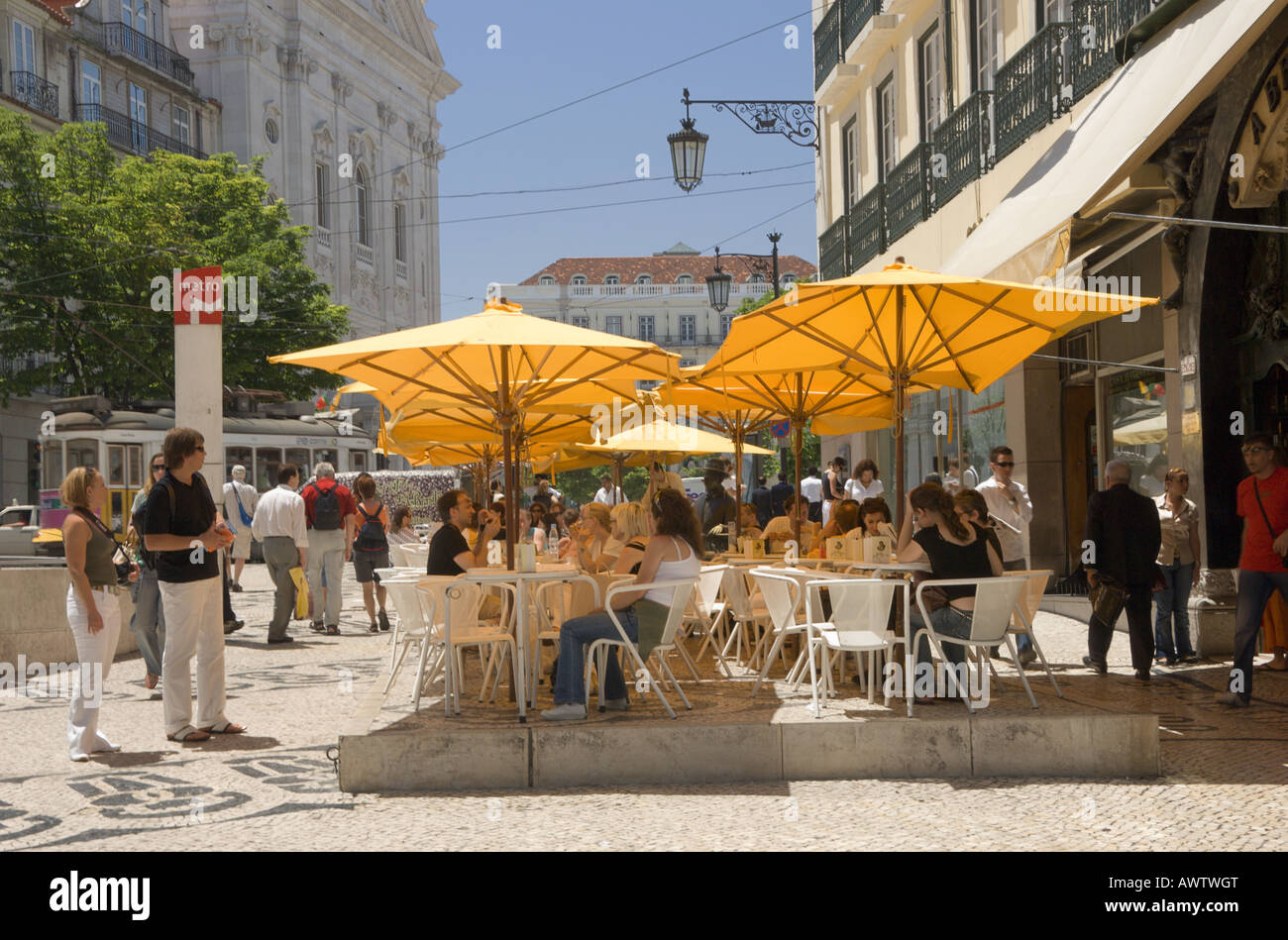 Portogallo Lisbona, il quartiere Bairro Alto, la Brasileira street café da Praça Luis De Camões Foto Stock