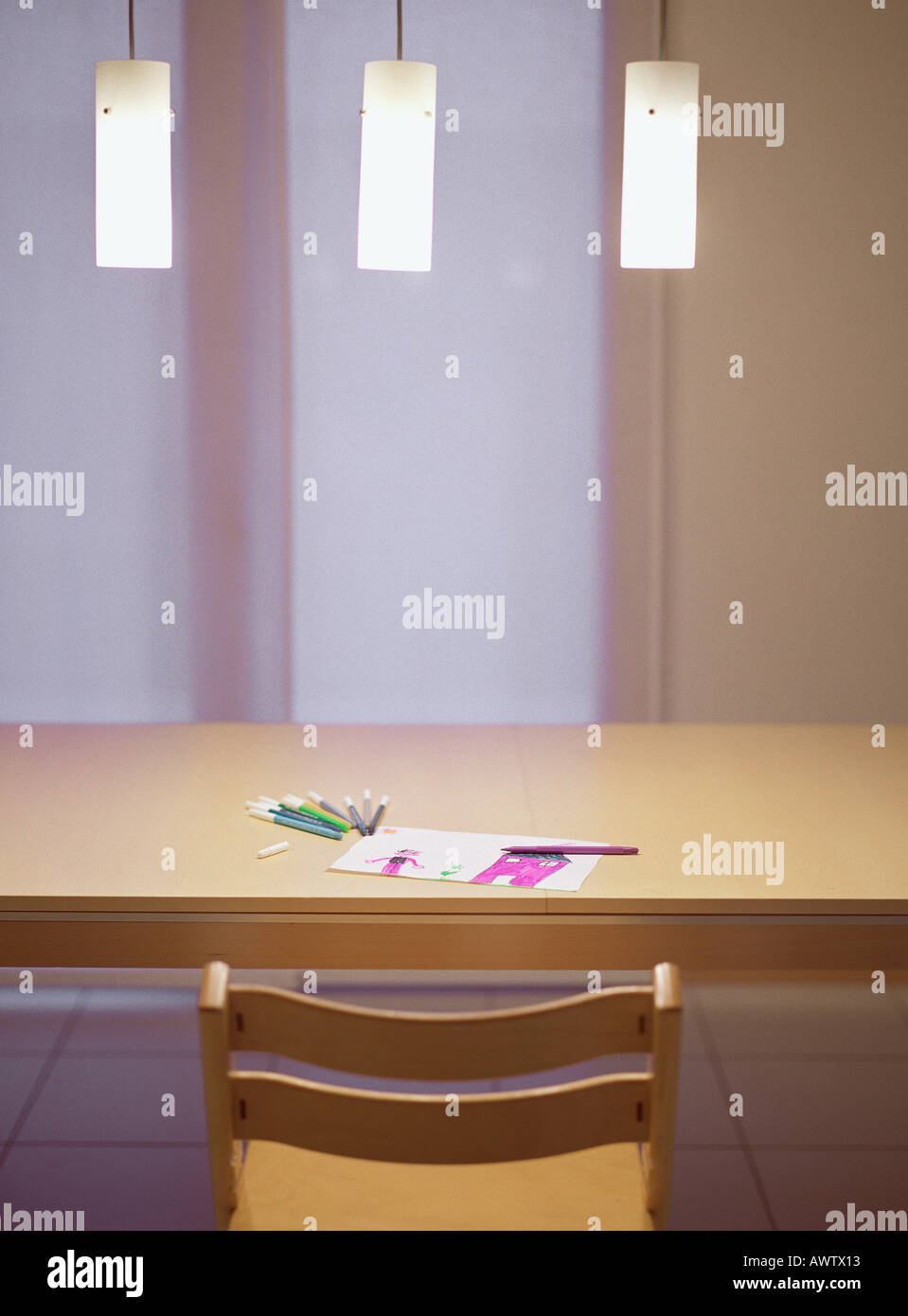 La tabella con il bambino del disegno e dei marcatori Foto Stock