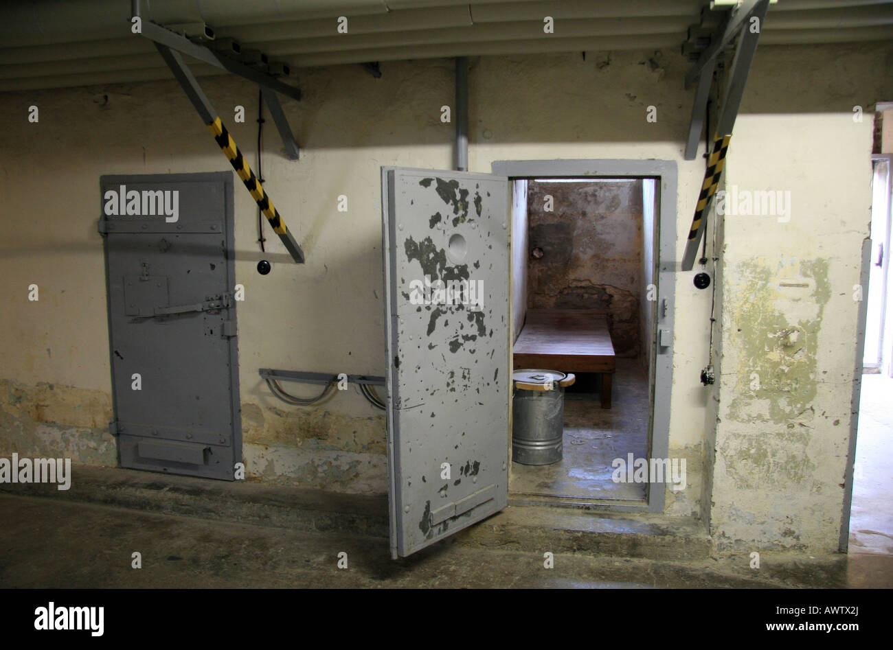 Una cella di prigione nel 'U-Boot' (sottomarino) cantina nella ex Guerra Fredda prigione Stasi Hohenschönhausen, Berlino. Foto Stock