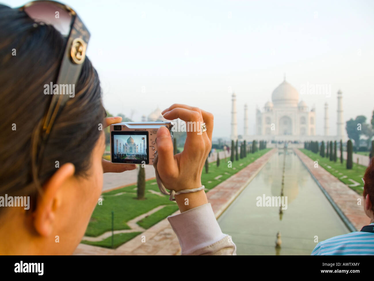 Un turista scatta una fotografia del Taj Mahal in Agra India Foto Stock