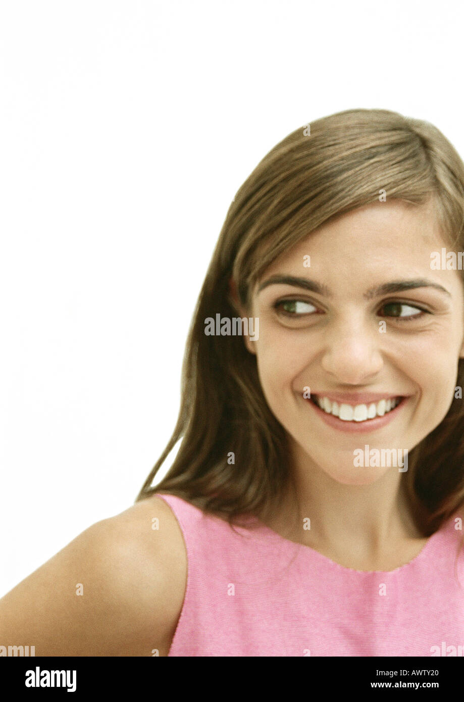 Donna sorridente, guardando lontano, ritratto Foto Stock