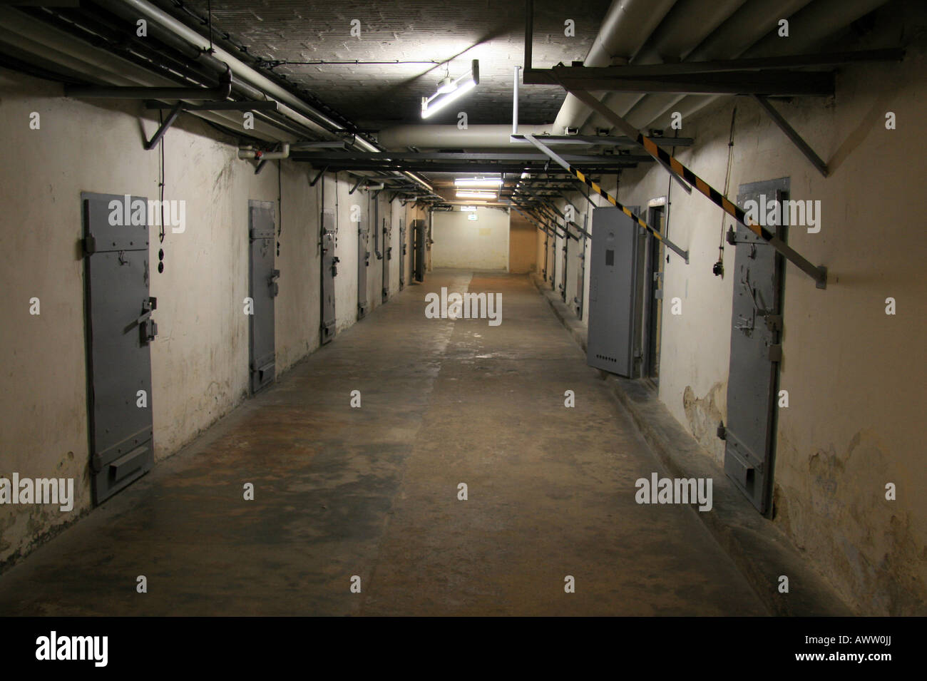 Una fila di celle di prigione nel 'U-Boot' (sottomarino) cantina nella ex Guerra Fredda prigione Stasi Hohenschönhausen, Berlino. Foto Stock