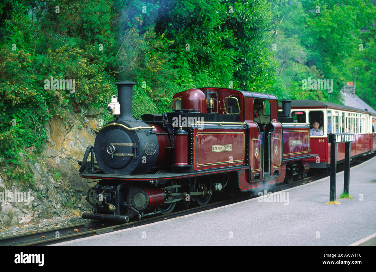 Ffestiniog Railway Fairlie locomotore Merddin Emrys e treno a Tan y bwlch stazione di Snowdonia Gwynedd Galles del Nord Foto Stock