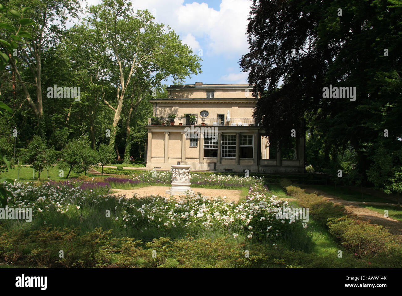 Una vista dell'aspetto meridionale del lago Wannsee Villa sul bordo di Berlino, Germania. Foto Stock