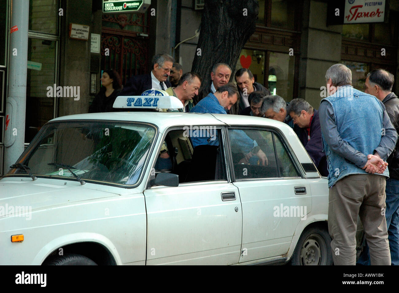Gli uomini che giocano a scacchi su un taxi a Belgrado in Serbia Foto Stock