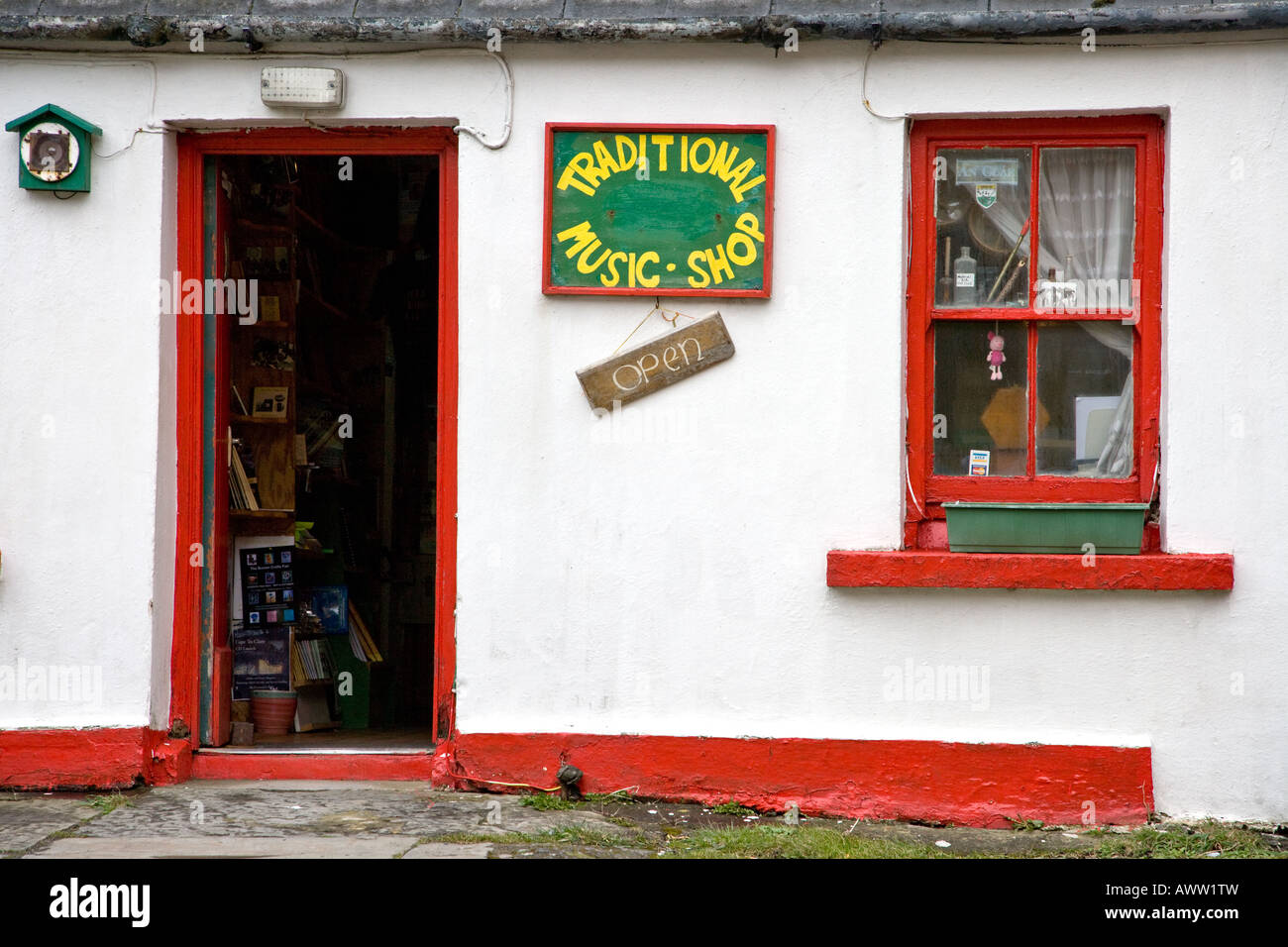 Cottage irlandese music shop, County Clare, Irlanda Foto Stock