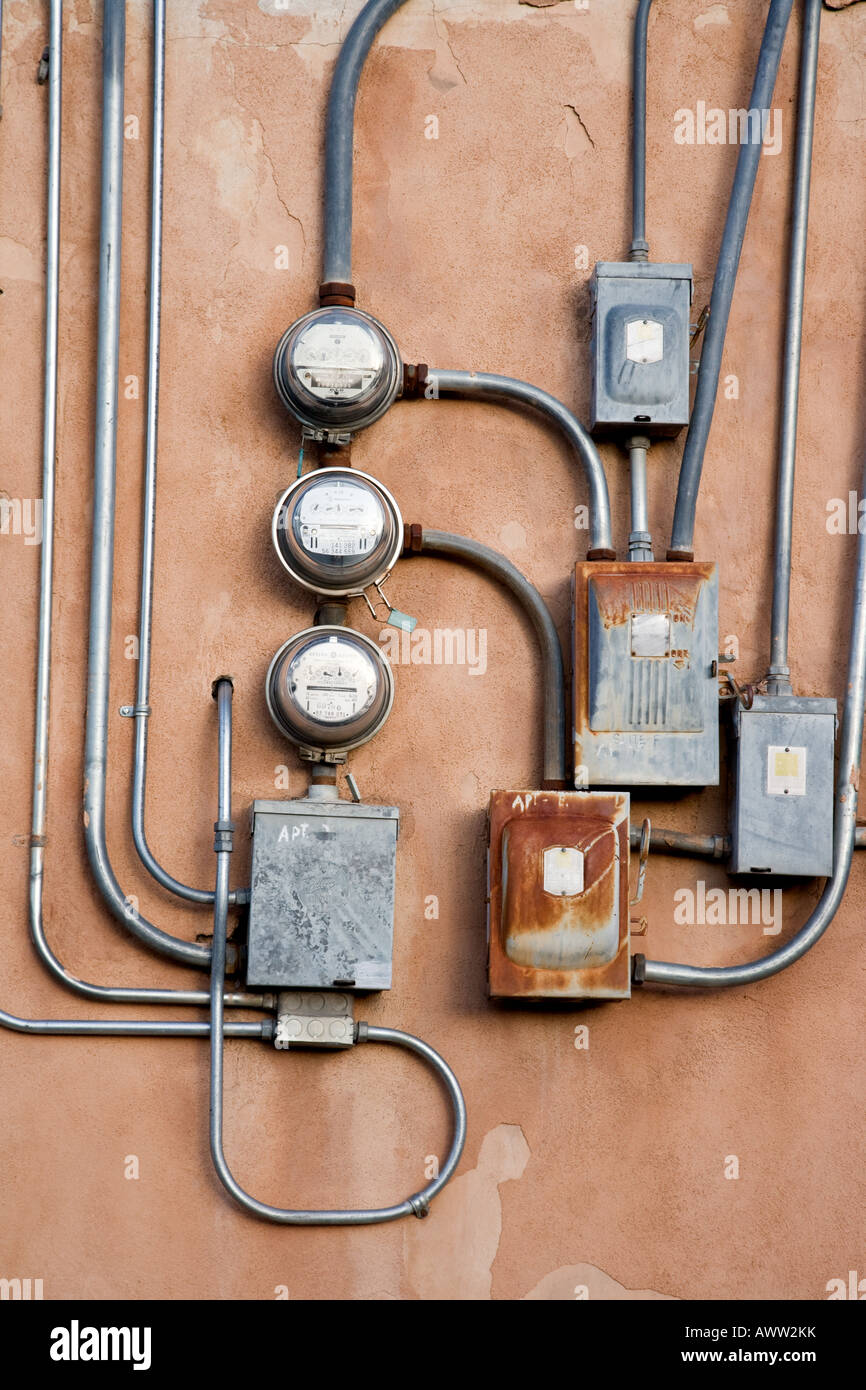 Cavi di alimentazione sulla parete esterna di Albuquerque, Nuovo Messico Foto Stock