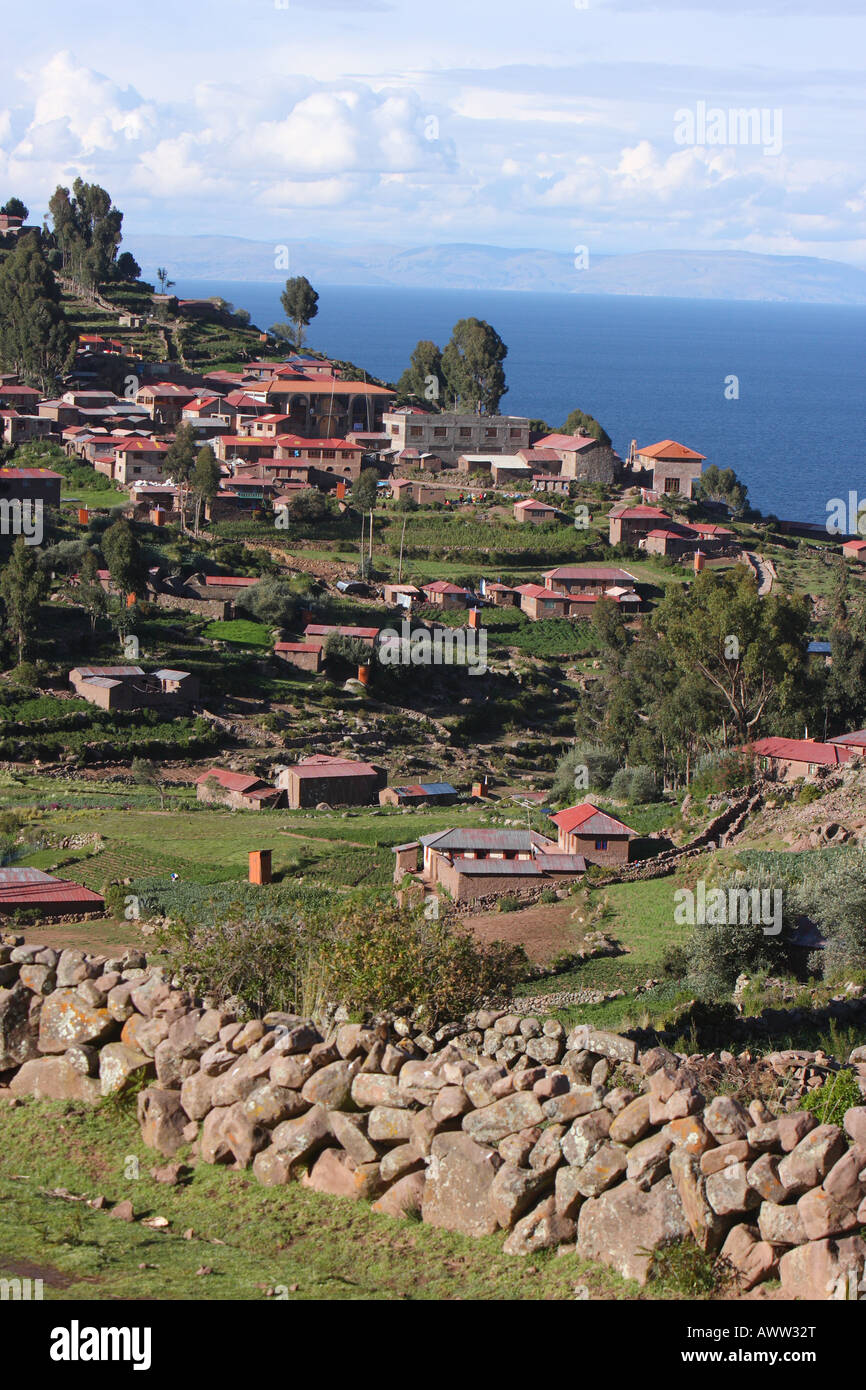 Il tradizionale villaggio Quechua su Taquille (Taquile) isola, una famosa tappa turistica sul lago Titicaca, Perù. Foto Stock