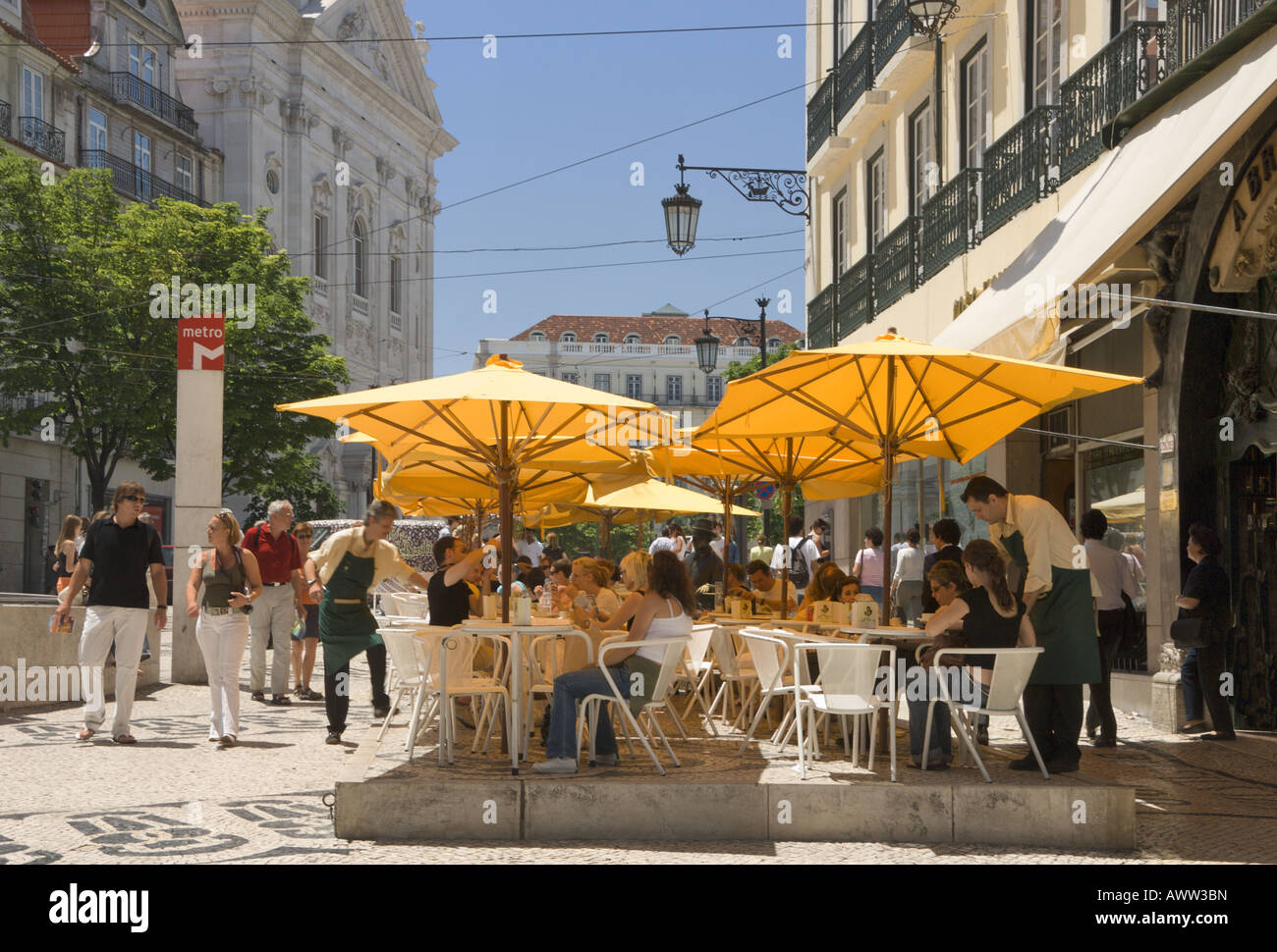 Portogallo Lisbona, il quartiere Bairro Alto, la Brasileira street café nel Largo de Camões Foto Stock