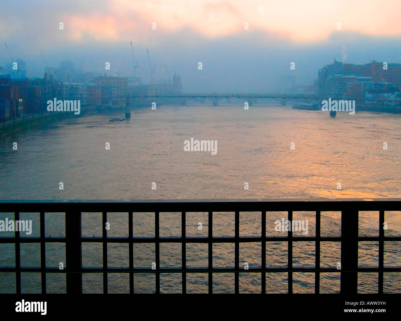 La mattina presto vista nebbiosa from Blackfriars Station, 2008, London, England, Regno Unito Foto Stock