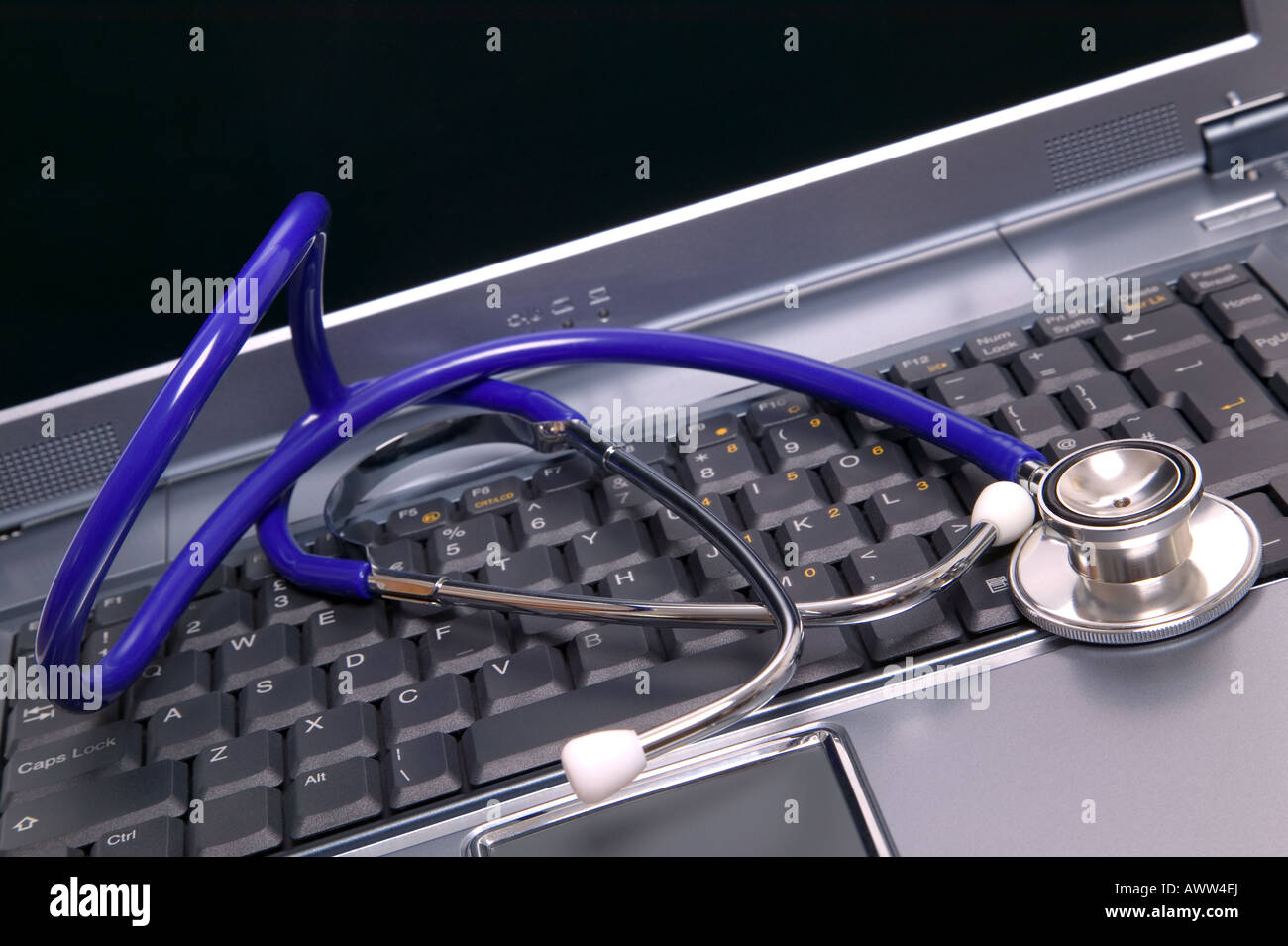 In prossimità di una tastiera portatile con uno stetoscopio sui concetti di salute internet virus informatici e riparazioni etc Foto Stock