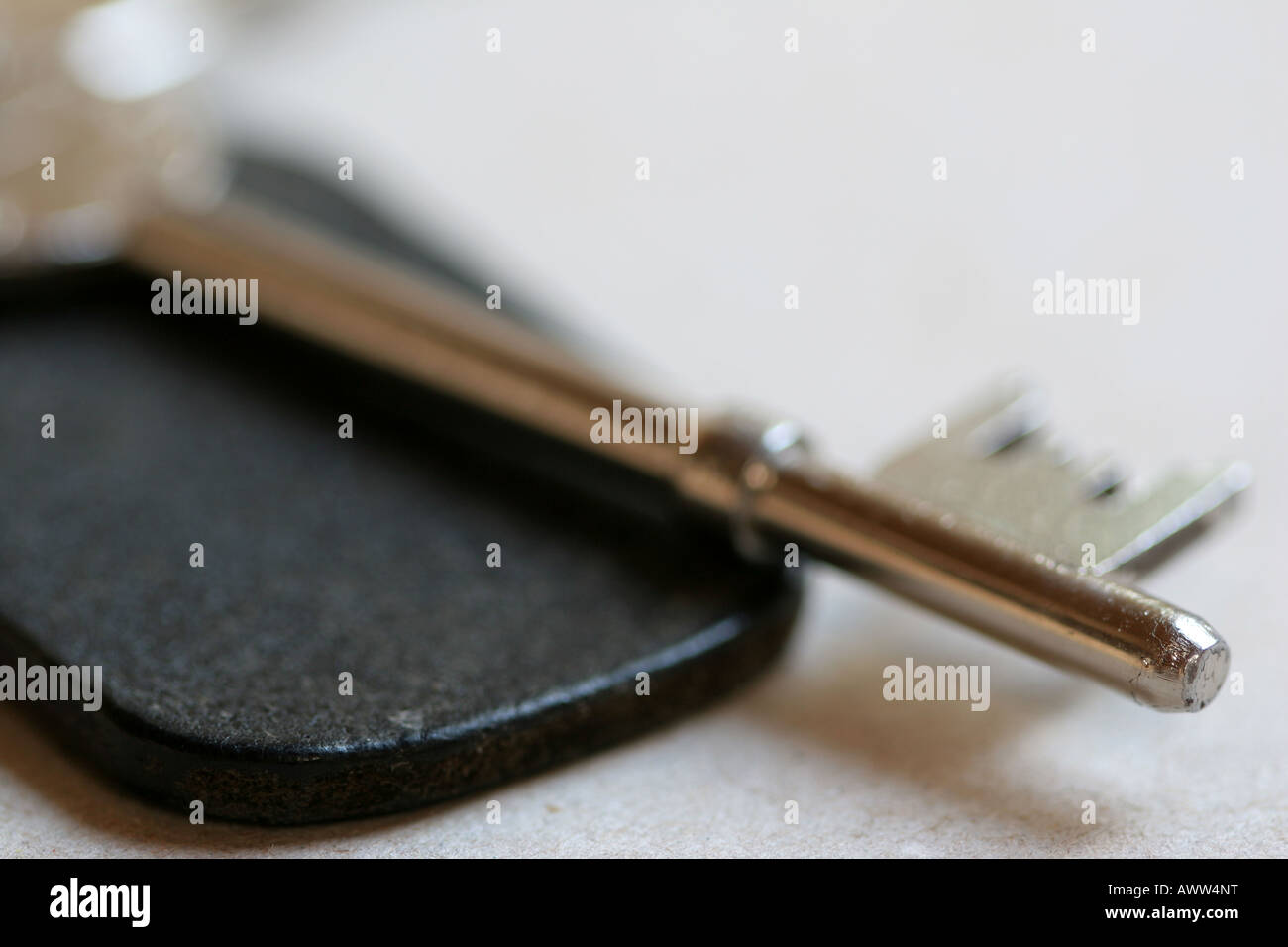 Dettaglio della chiave in argento con portachiavi in pelle Foto Stock