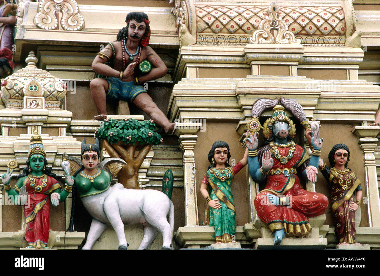 India Tamil Nadu Udhagamandalam Ootacamund religione figure dipinte su un tempio indù gopuram Foto Stock