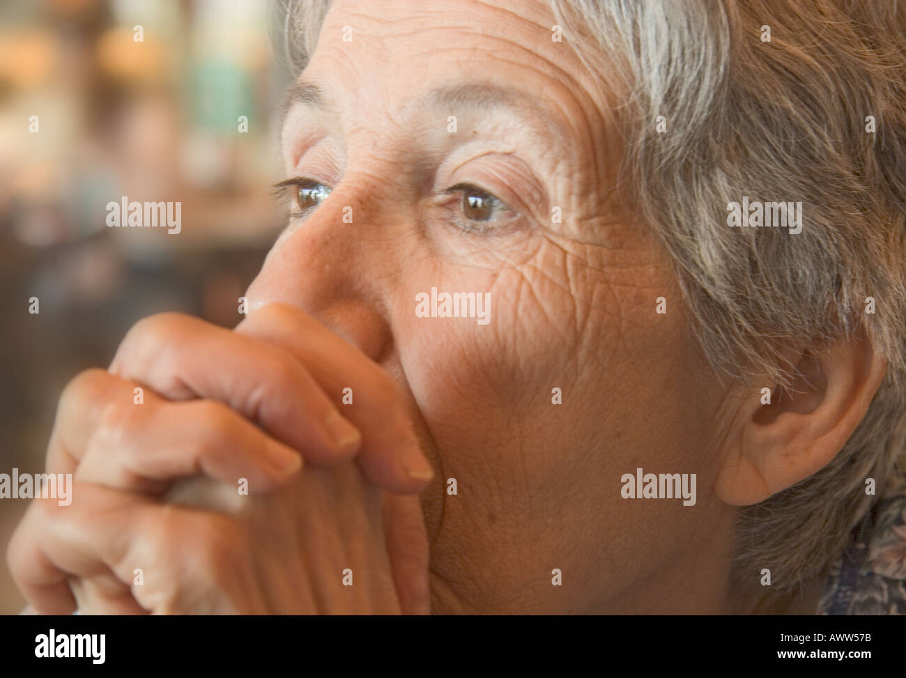 Donna anziana con espressione pensieroso Foto Stock
