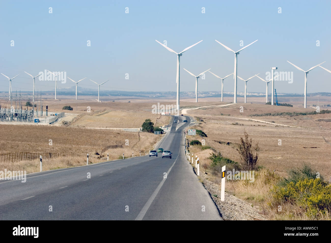 Vicino a Tarifa La provincia di Cadiz Cadice Spagna generatori di vento Foto Stock
