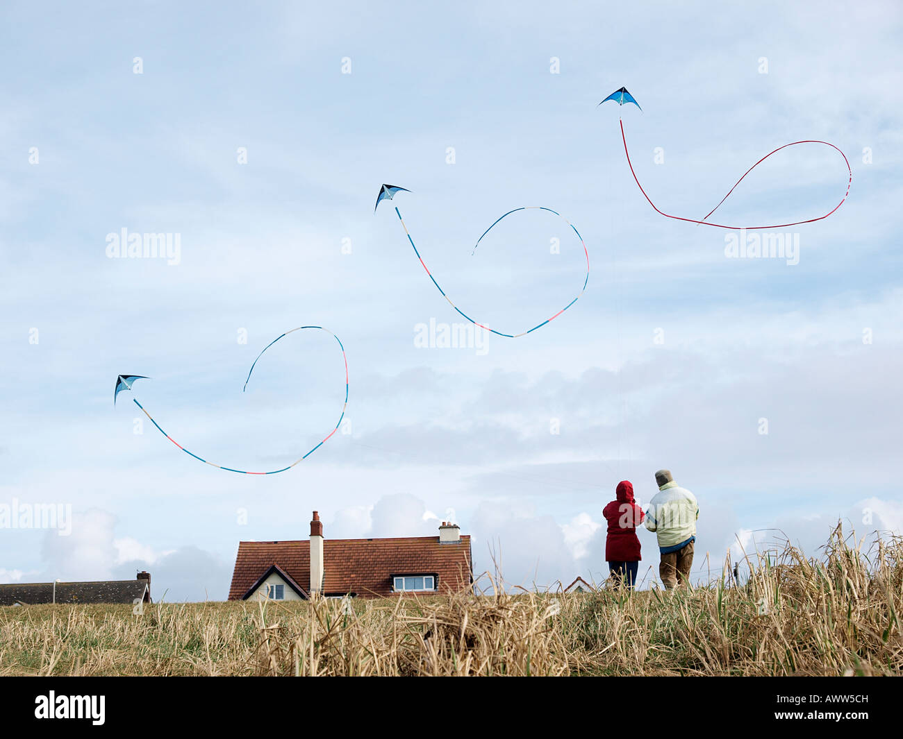 Giovane battenti stunt kites in visualizzazione sincronizzata su terra dietro crosby fronte mare e il lungomare, crosby Liverpool England Foto Stock