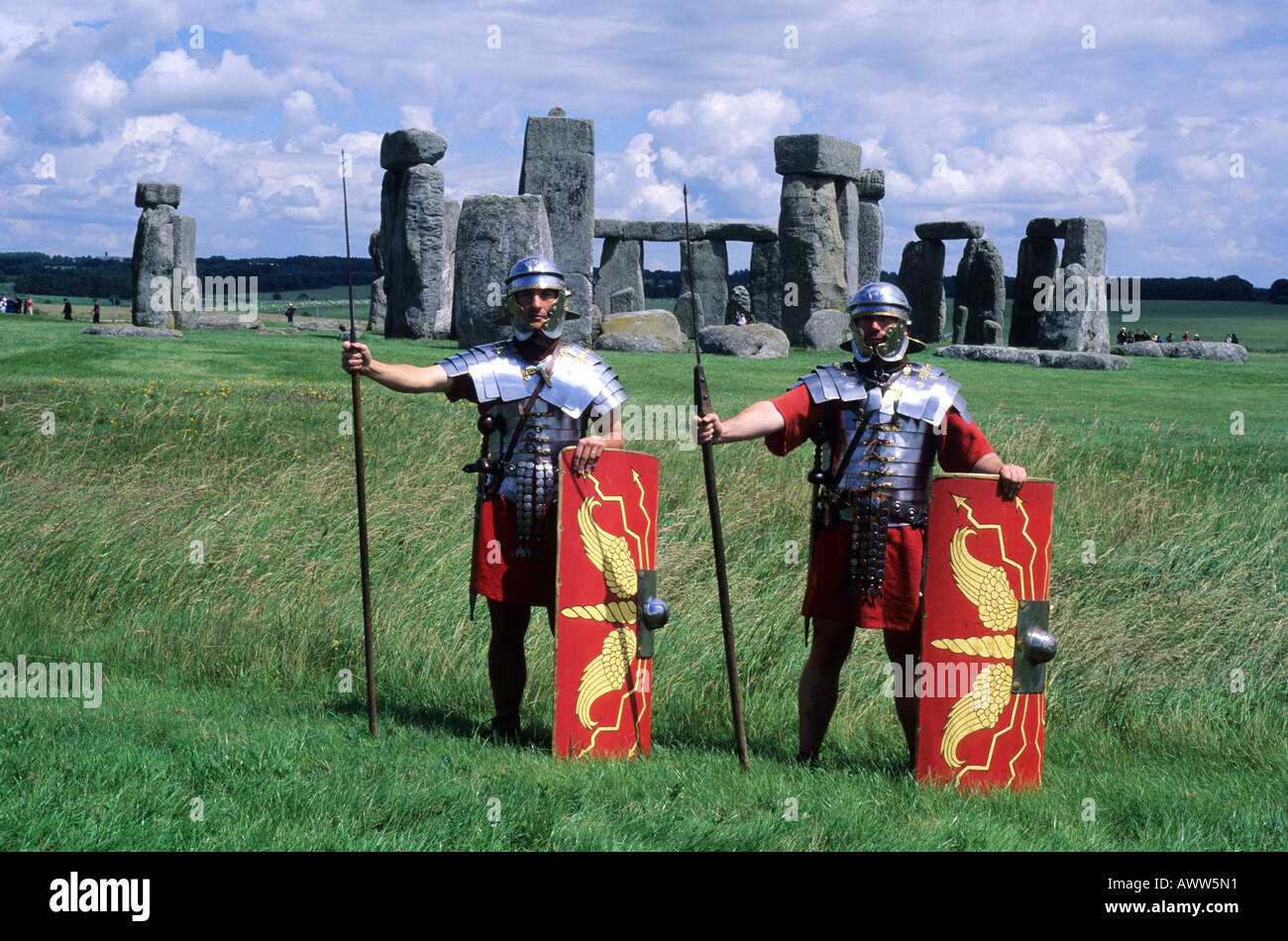 Stonehenge, Wiltshire e soldati romani, Ermine Street Guard, rievocazione storica, Stonehenge, Wiltshire, preistoria Foto Stock