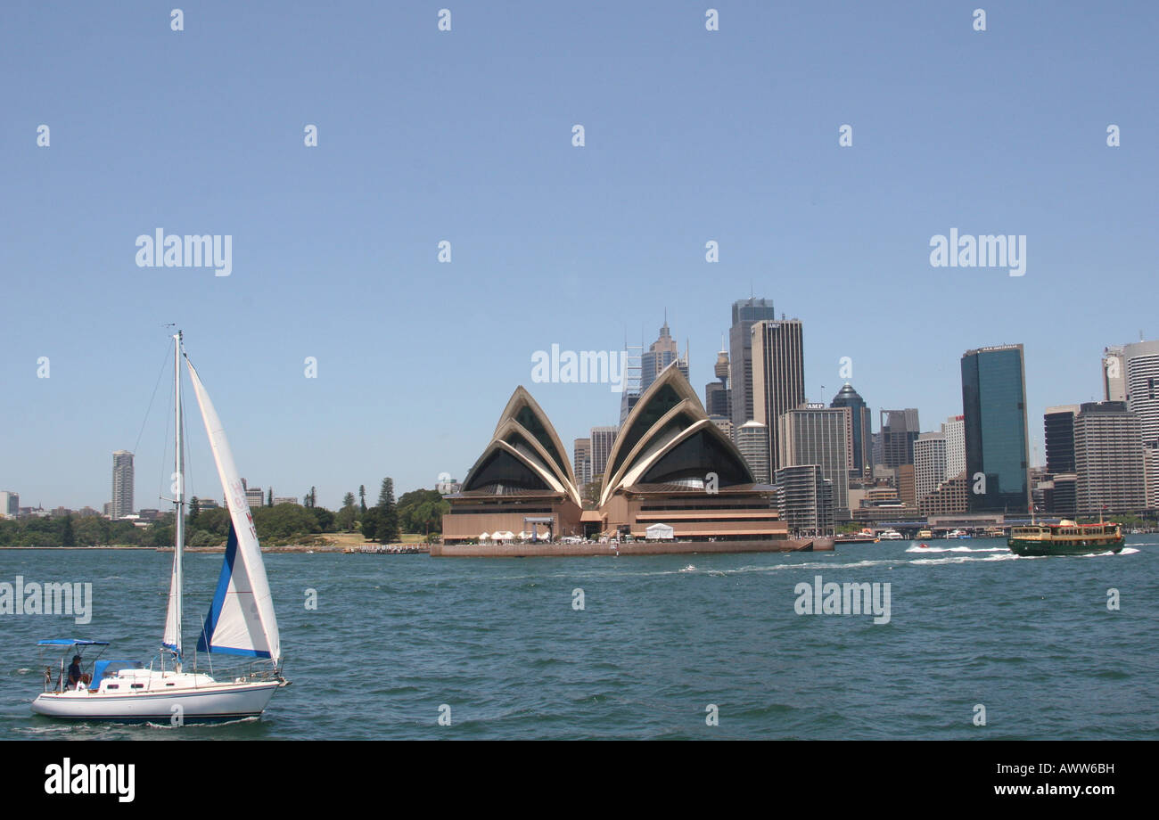 Barca a vela passando la Sydney Opera House di Sydney Harbour Foto Stock