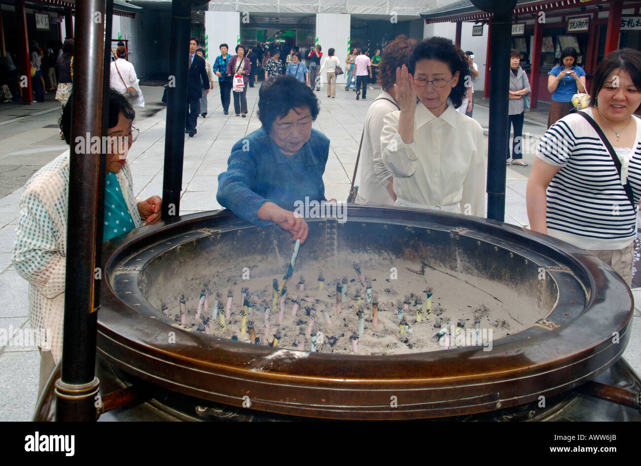 Bruciatore di incenso, il Tempio di Sensoji, Asakusa Tokyo Giappone Foto Stock