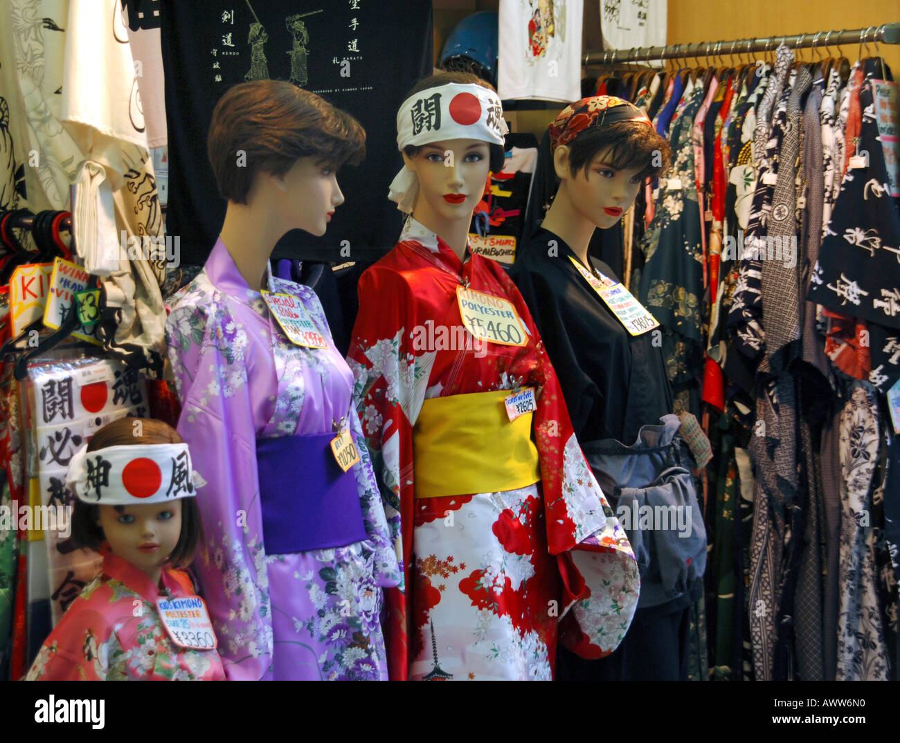 Manichini in kimono, Nakamise area dello shopping vicino al Tempio di Sensoji, Asakusa, Tokyo Giappone Foto Stock