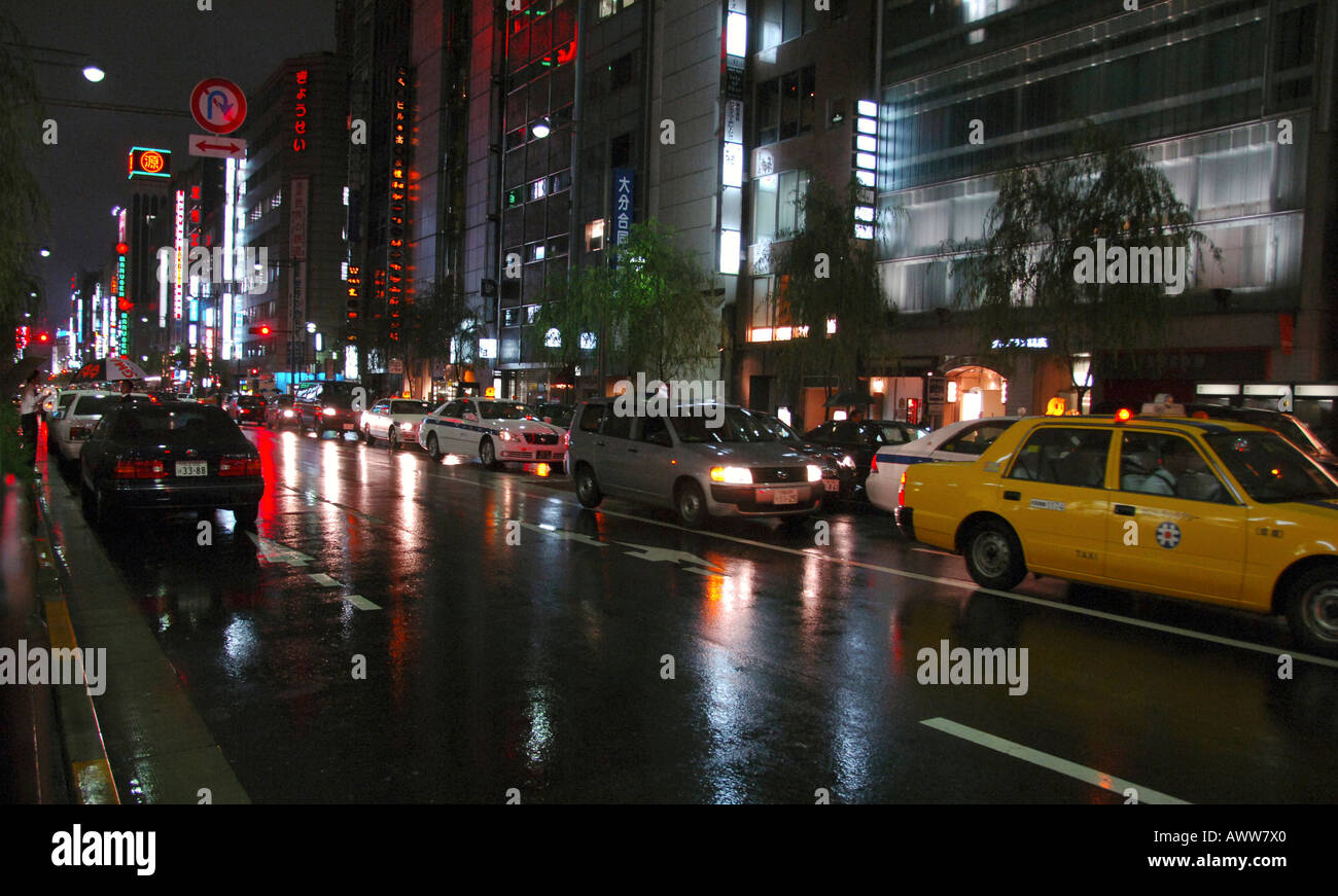 Il traffico sul bagnato di tempo di notte strada Tokyo Giappone Foto Stock