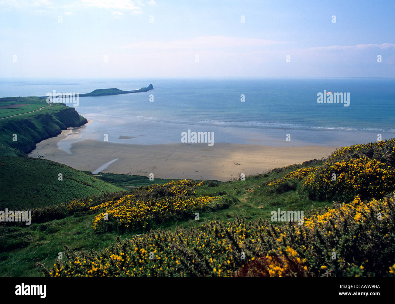 Ampia sabbie della Baia Rhossilli con la vite senza fine s testa sulla sinistra all'estremità occidentale sulla Penisola di Gower West Glamorgan Foto Stock