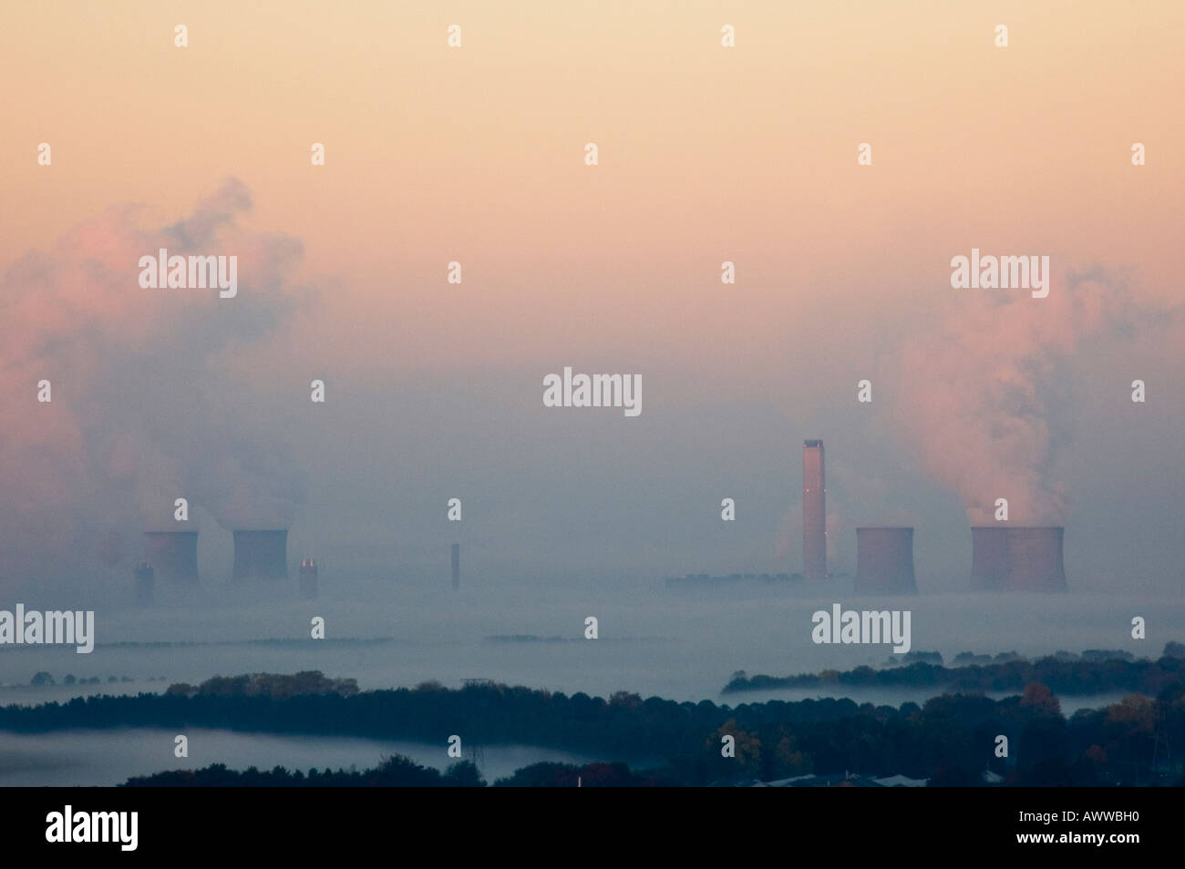 Didcot Power Station è avvolta nella nebbia Foto Stock