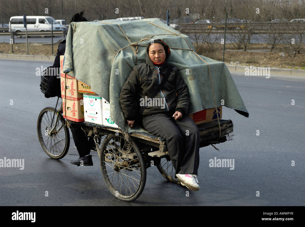 Migrante cinese matura il trasporto dei frutti da un triciclo a Pechino in Cina. 14-Mar-2008 Foto Stock