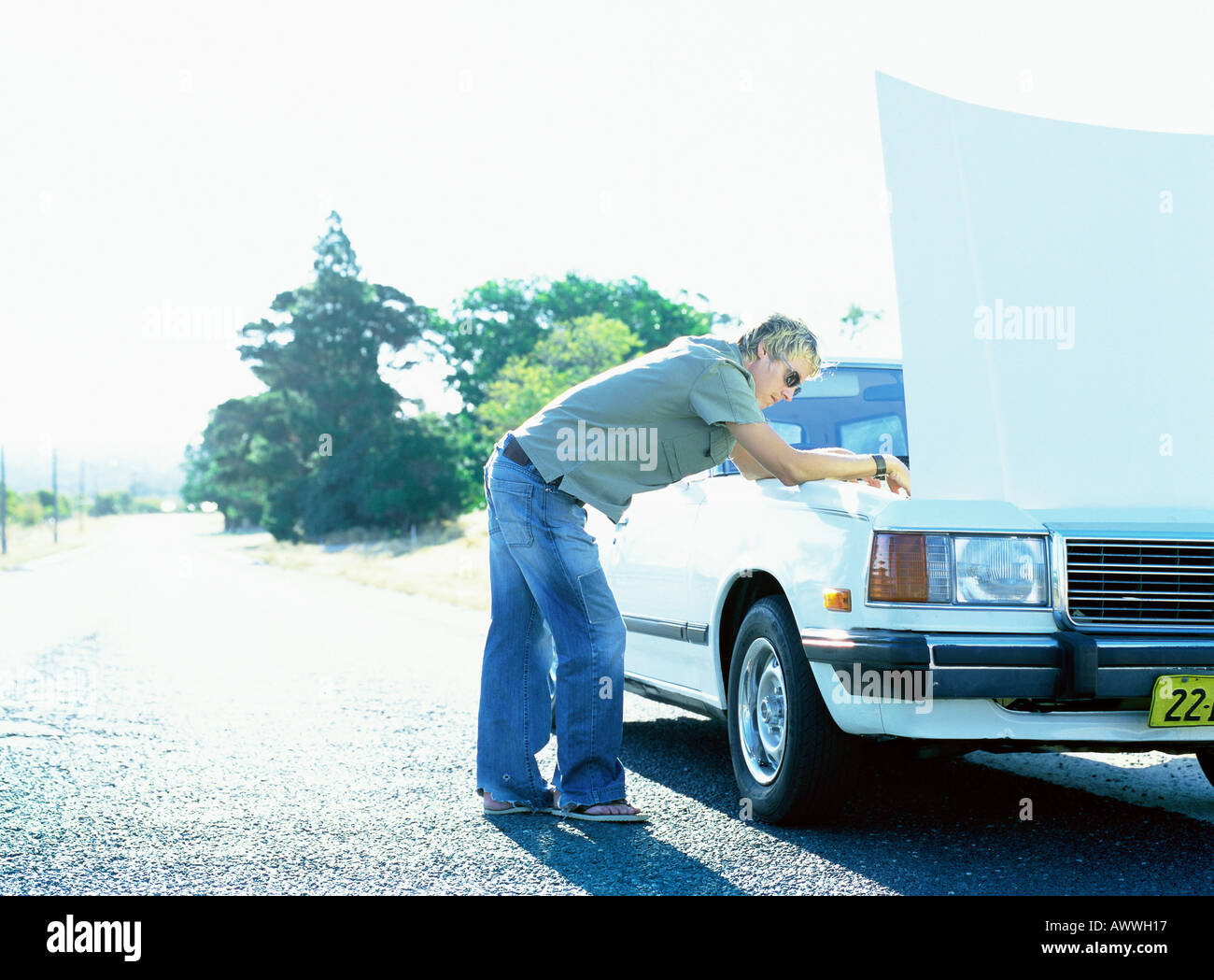 Uomo che guarda sotto cappa per auto Foto Stock