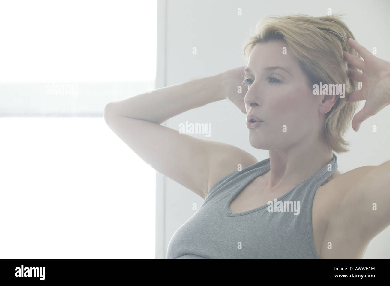 Una donna facendo sit ups Foto Stock