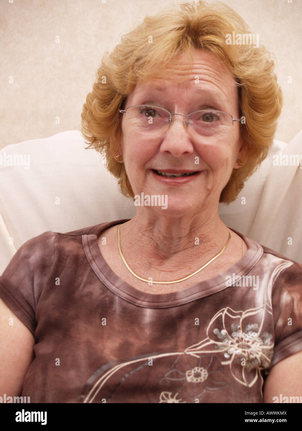 Sorridendo felice la nonna vecchia donna anziana signora età Foto Stock
