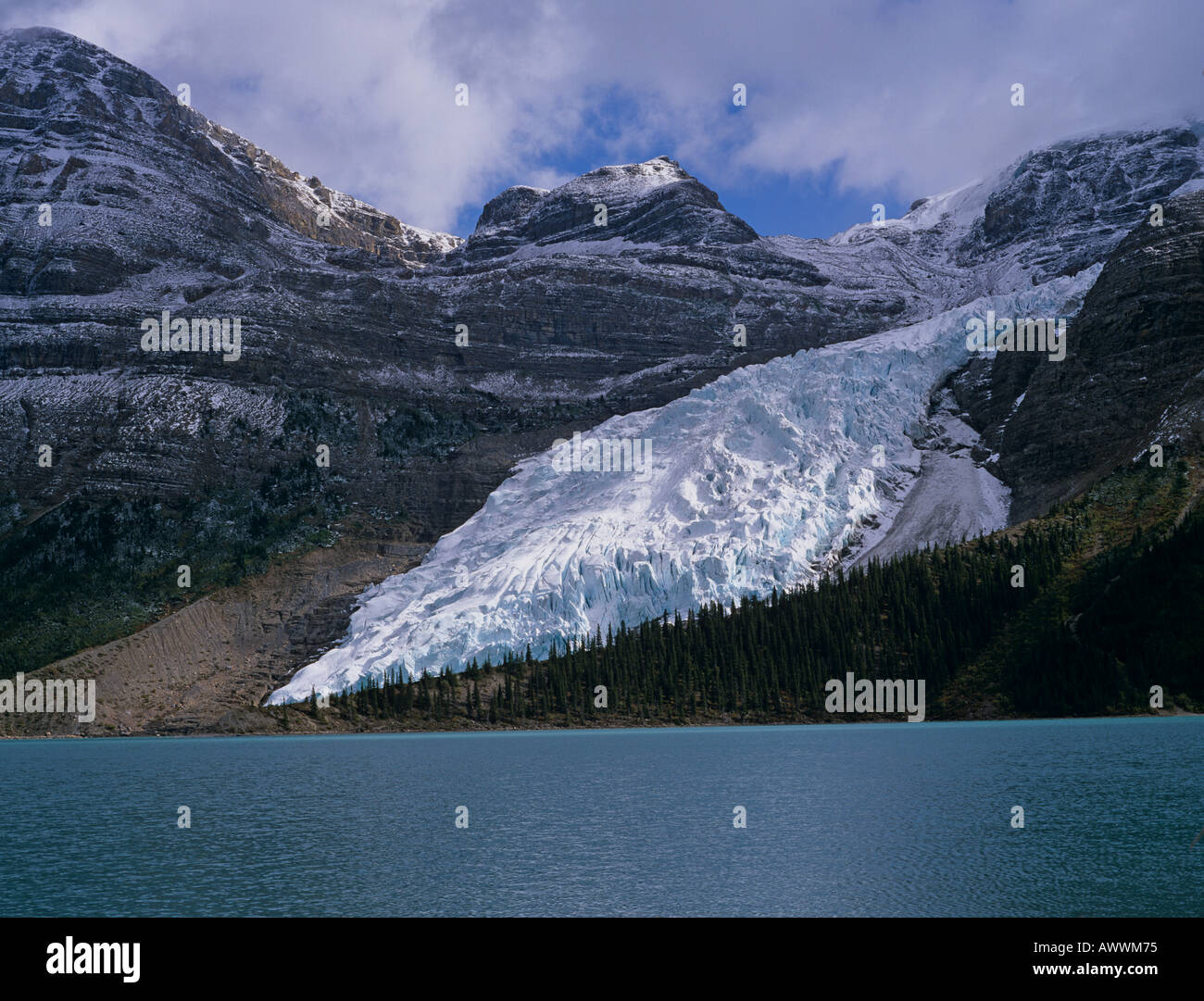 Glacier tumbling in Berg lago, montagne rocciose, British Columbia, Canada Foto Stock