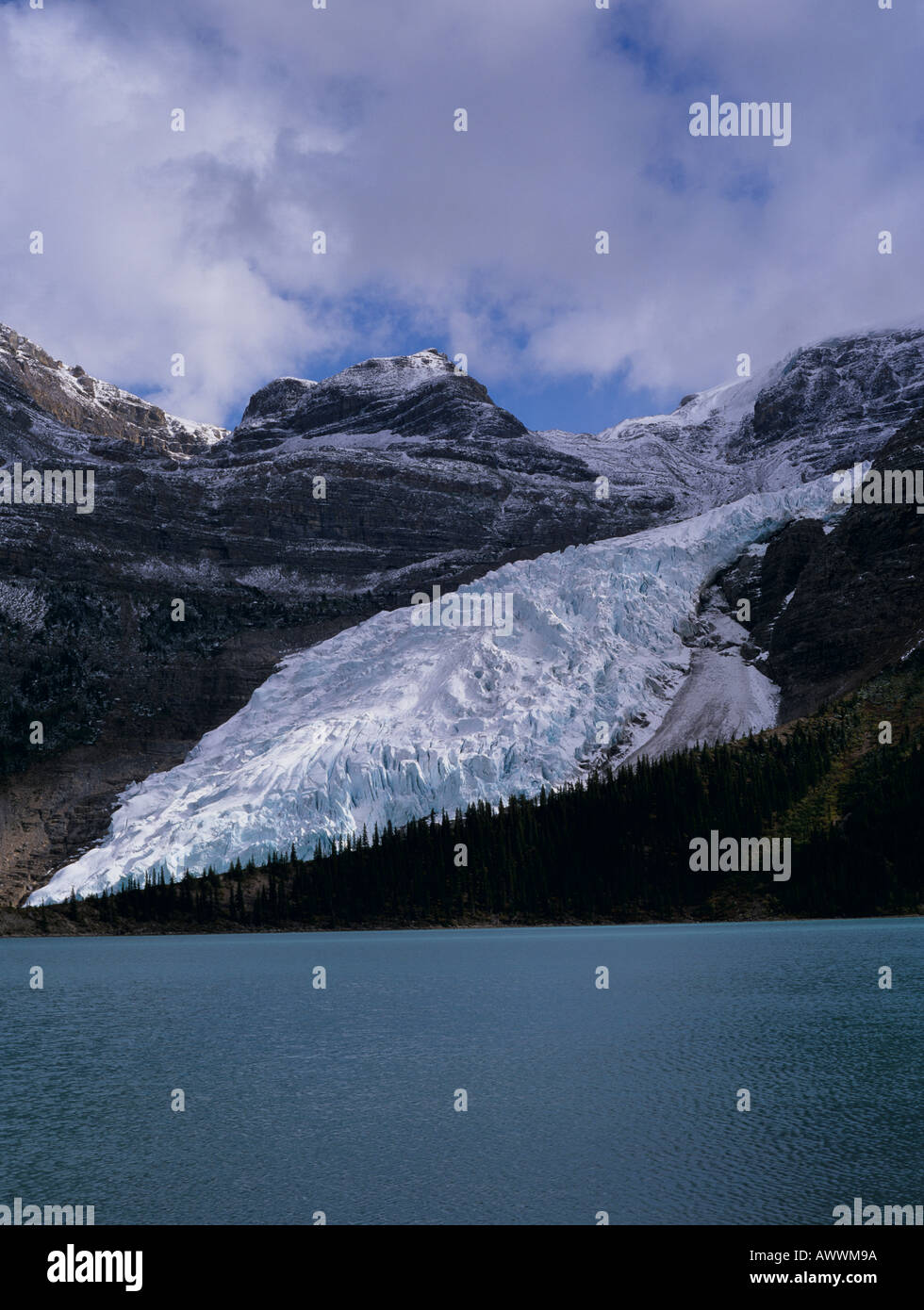 Glacier tumbling in Berg Lago, Mt Robson Provincial Park, montagne rocciose, British Columbia, Canada Foto Stock