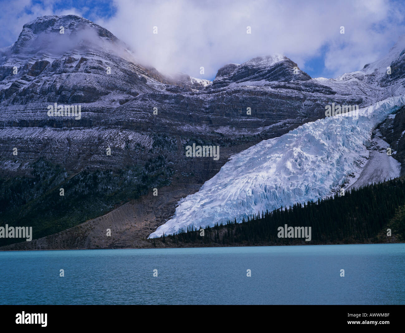 Glacier tumbling in Berg lago, montagne rocciose, British Columbia, Canada Foto Stock