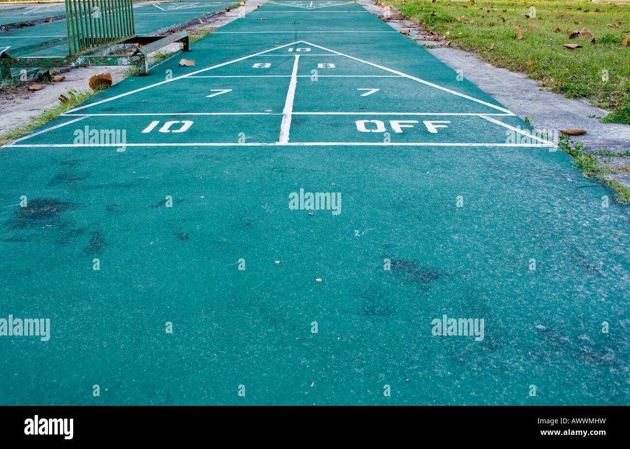 Campana triangolo su una verde area lastricata. Foto Stock