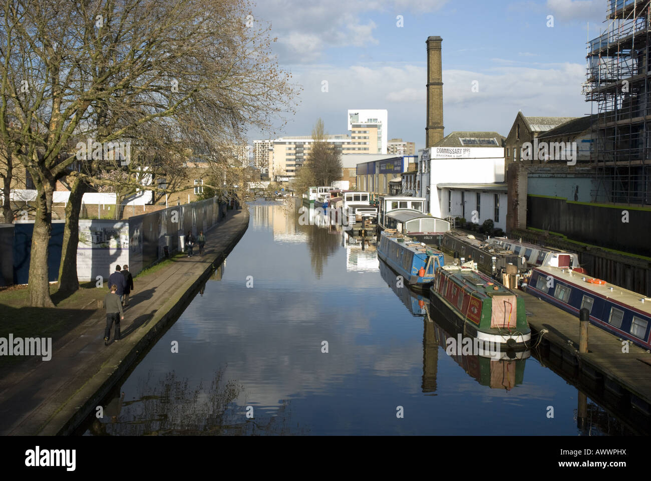 Un canale a Hackney, a est di Londra, Regno Unito Foto Stock