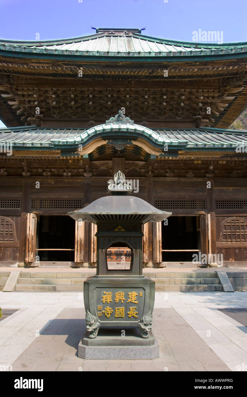 Bruciatore di incenso davanti Butsuden Buddha Hall di Kenchoji uno Zen tempio buddista a Kamakura Giappone Foto Stock
