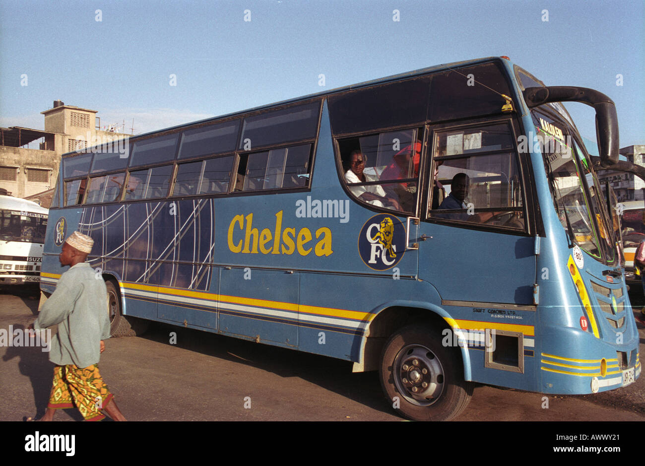 Un bus keniota il supporto di Premiership Inglese team Chelsea. Nairobi, Kenya, Africa. Foto Stock