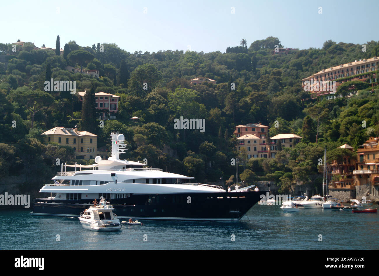 Luxury super yacht e barche nel porto di Portofino, Italia. Foto Stock