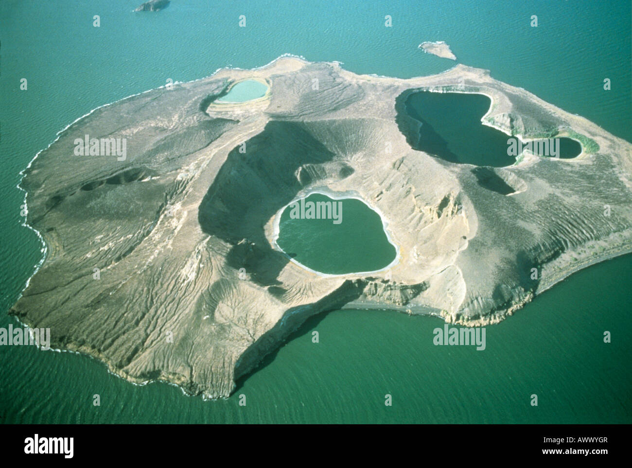 Isola centrale che mostra il cratere vulcanico laghi entro il lago Turkana in Kenya Settentrionale coccodrilli razza in piccoli laghi Foto Stock