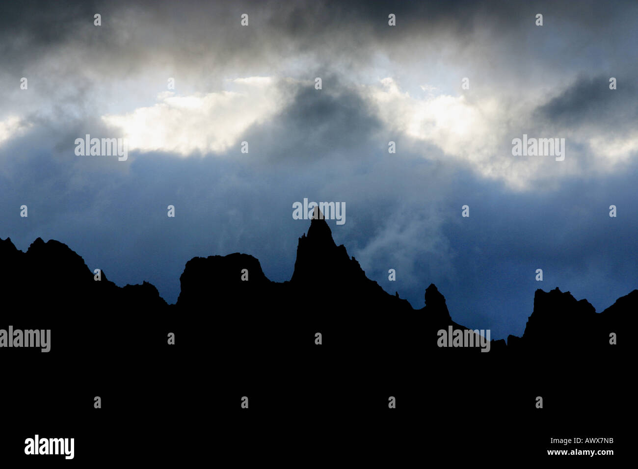 Silhouette di cime, Islanda, Oexnadalur Foto Stock