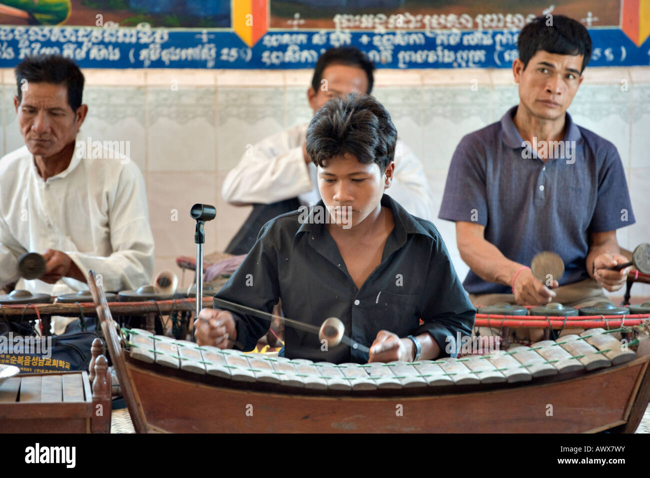 Musicisti al monastero Bakong, Gruppo Roluos, Angkor, Cambogia Foto Stock