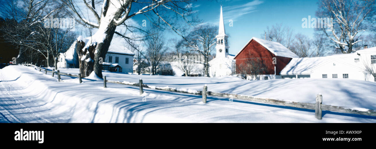 Altered digitalmente immagine della Nuova Inghilterra chiesa in inverno e coperta di neve alberi Foto Stock