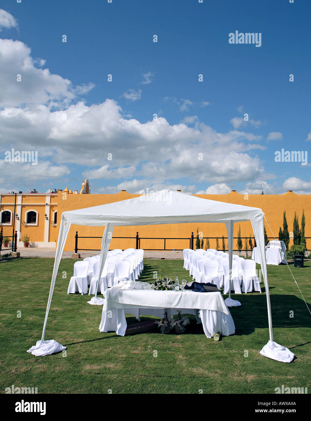 Vuoto sedi di bianco in un campo a un matrimonio all'aperto al sole Foto Stock