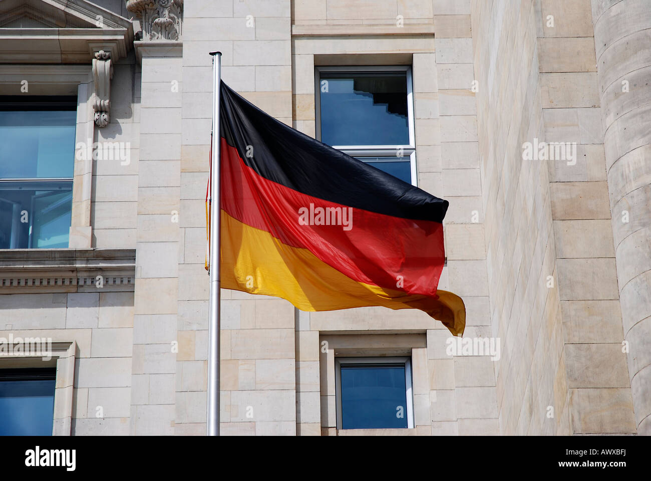 Il tedesco della bandiera nazionale sulla parte anteriore del Reichstag buillding, Berlino, Germania. Foto Stock