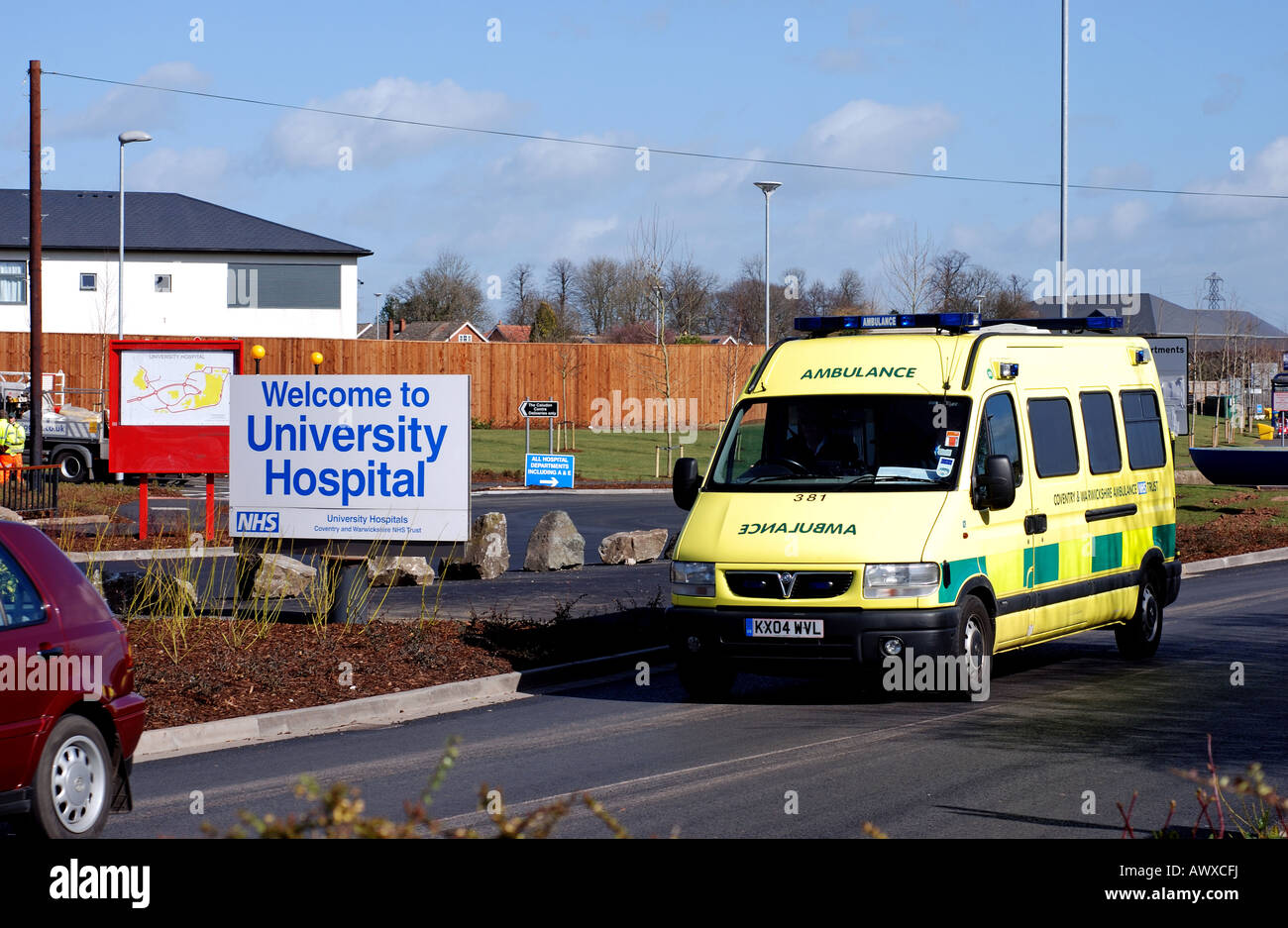 Ambulanza lasciando University Hospital, Coventry, England, Regno Unito Foto Stock