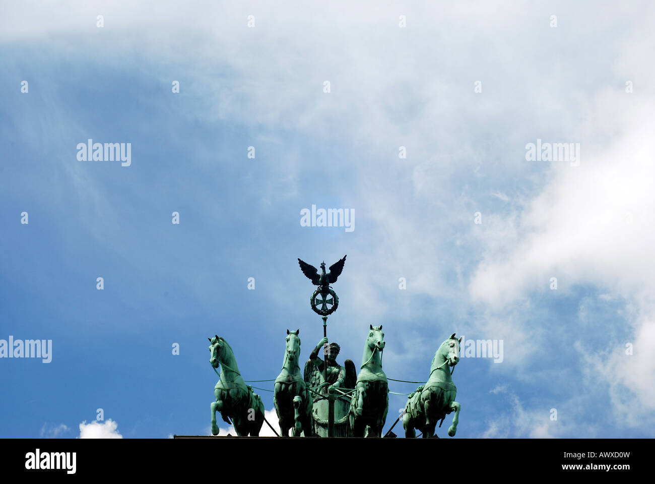 La quadriga di Berlino o 'Quadriga di vittoria', che si trova sulla sommità della porta di Brandeburgo a Berlino, Germania. Foto Stock