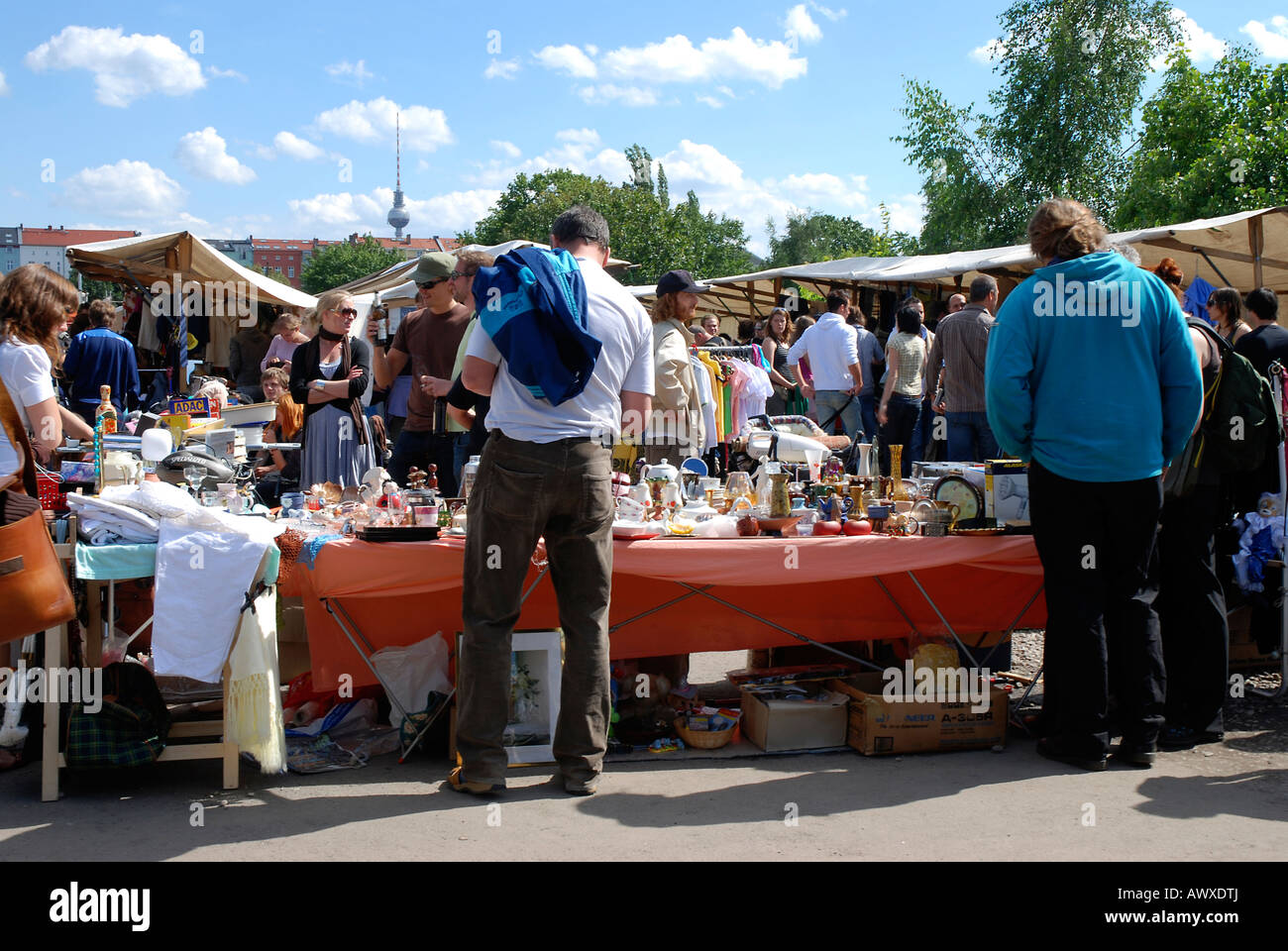 Un tipico mercato delle pulci a Berlino, Germania. Foto Stock