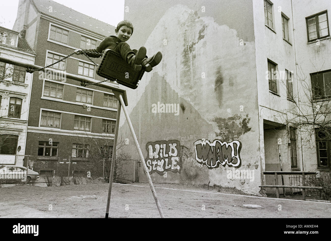 I bambini immigrati ad Amburgo in Germania in Europa. La povertà infanzia giocare vita Lifestyle privazione Reportage fotogiornalismo avversità Travel Foto Stock