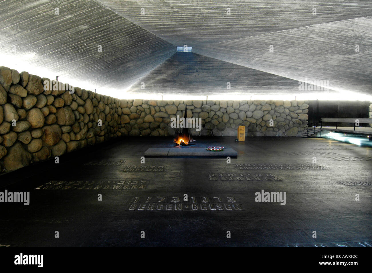 La fiamma e la sala di ricordo con la morte i nomi dei campi a Yad Vashem per l'Olocausto in Gerusalemme Israele Foto Stock